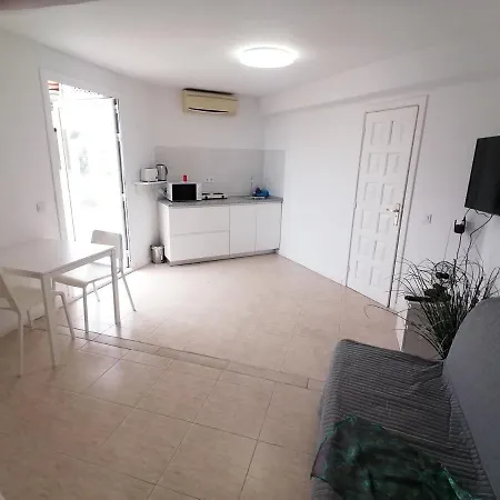 Small Studio, 50 M Front Of The Ocean & Free Wifi *