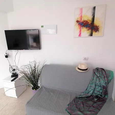 Apartment Small Studio, 50 M Front Of The Ocean & Free Wifi *