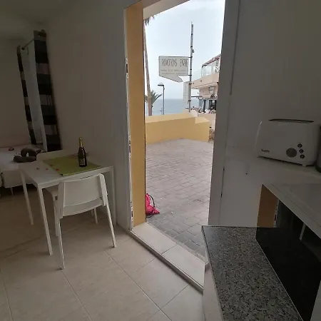 Small Studio, 50 M Front Of The Ocean & Free Wifi * Playa Fanabe